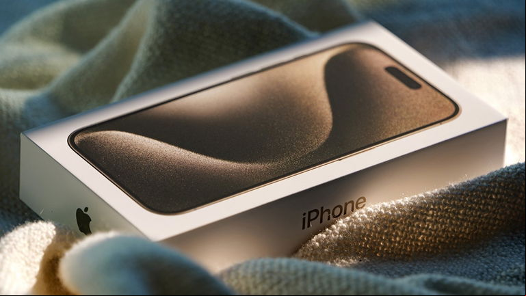 En Reino Unido están intercambiando iPhone 15 Pro Max por falsificaciones durante el envío